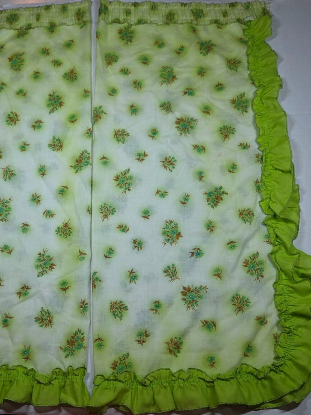 Vintage Ruffled Floral 2 Curtain Panels Green/White 32 x 35‎ in Rod Pocket
